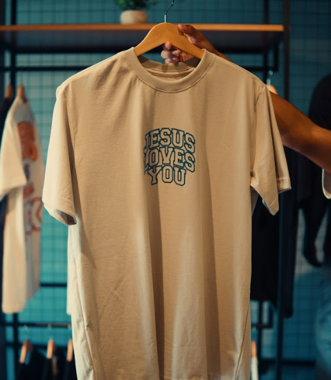 Camiseta Cristã - JESUS LOVES YOU
