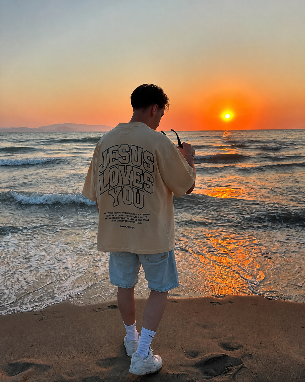 Camiseta Cristã - JESUS LOVES YOU