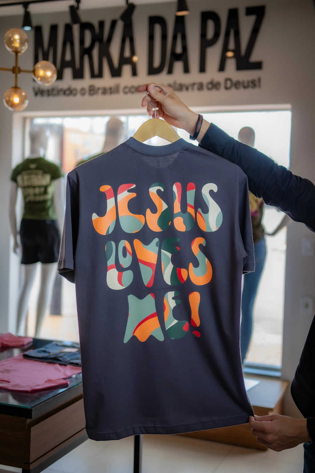 Camiseta Cristã - JESUS LOVES ME