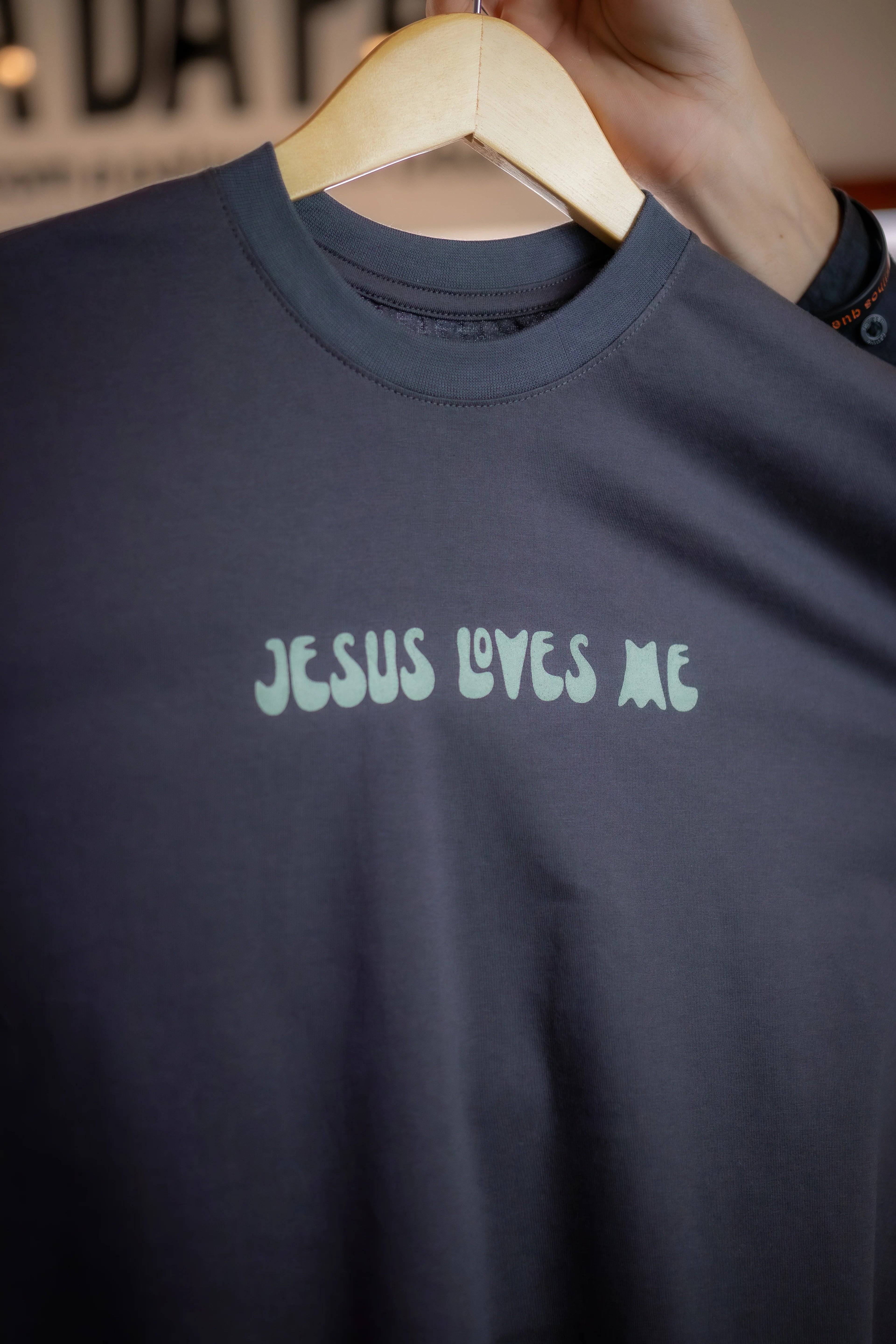 Camiseta Cristã - JESUS LOVES ME