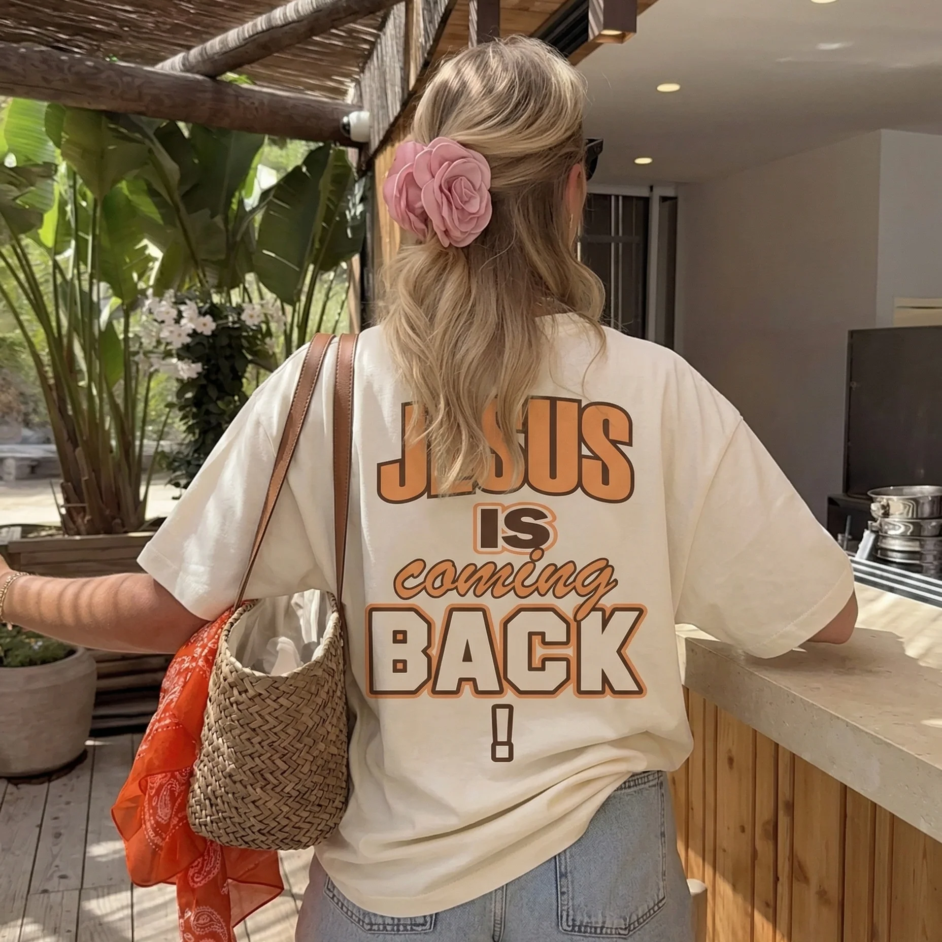 Camiseta Cristã - JESUS IS COMING BACK