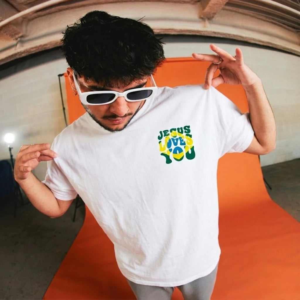 Camiseta Cristã - JESUS LOVES YOU COPA